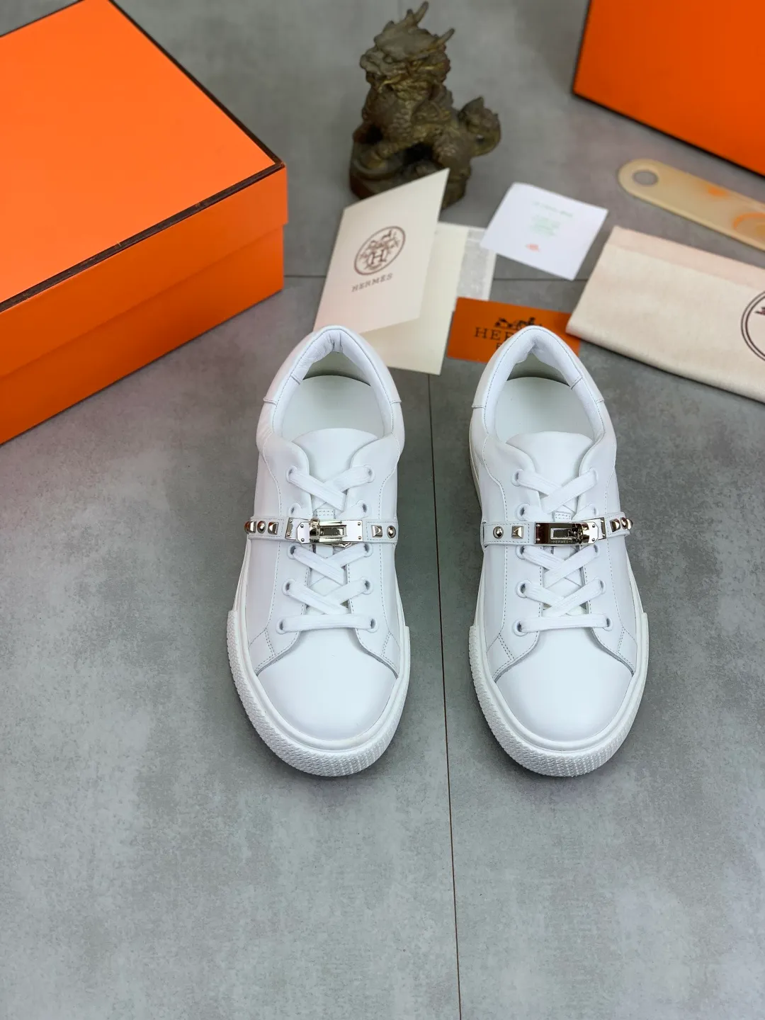 Men's men's shoes 💰P640 New Hermes top version Hermès classic couple style #𝐊𝐞𝐥𝐥𝐲 buckle casual white shoes skateboard shoes that will not conflict with shoes at all. Full of unknowns, Hermès rarely produces flat casual shoes and they are paired with classic palladium-plated Kelly shoe buckles! You'll fall in love with it at first sight. It's super versatile and can be worn with any skirt or pants. 🉑️Close your eyes and wear it. It's super noble. Fabric: Specific cowhide/canvas material. Lining: Sheepskin lining. Outsole: Original molded TPU outsole. Size: 35-45.
